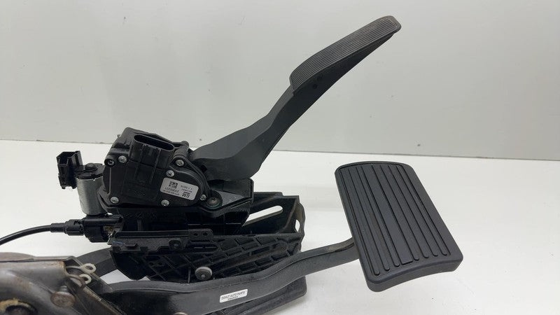 ⭕ 2016 Chevy Silverado 1500 Gas Accelerator and Brake Pedal Assembly 2