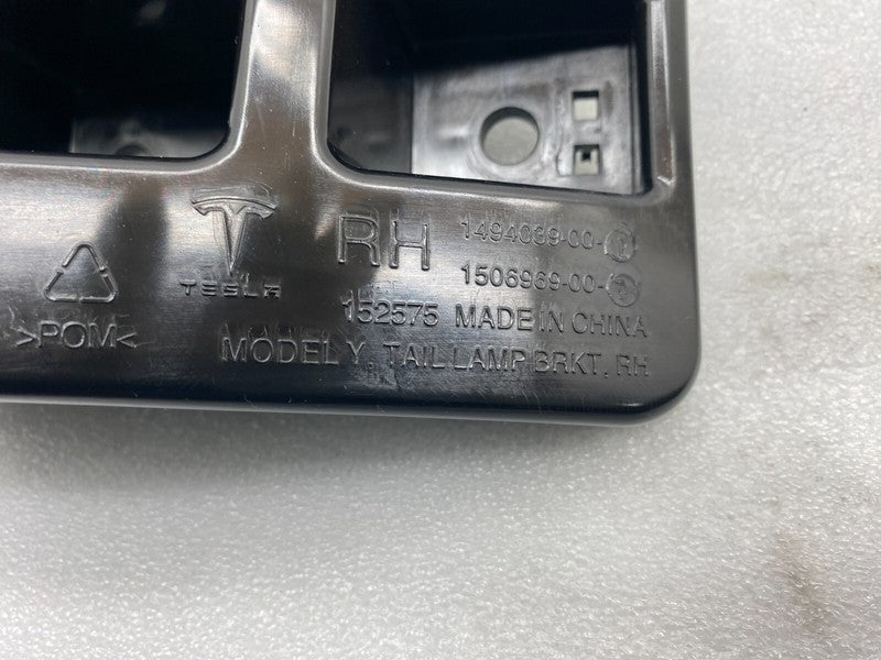 149403900D ⭕ 20-23 Model Y MY Passenger Side Taillight Tail Lamp Bracket Right 1494039-00-D