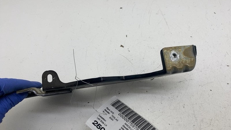 1092304-00-C ⭕ 17-24 Model 3 Front Driver Side Fender Mount Support Bracket Left 1092304-00-C