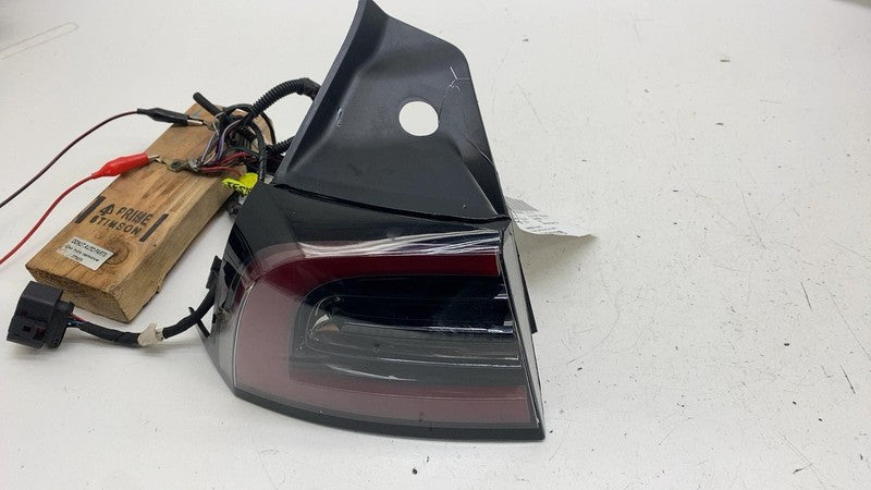 ⭕ 17-22 Model 3 Rear Left Outer Exterior Taillight Tail Lamp 3-Pin Red