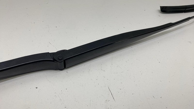 ⭕ 2022 2023 2024 Rivian R1T Front Passenger Right Windshield Wiper Arm
