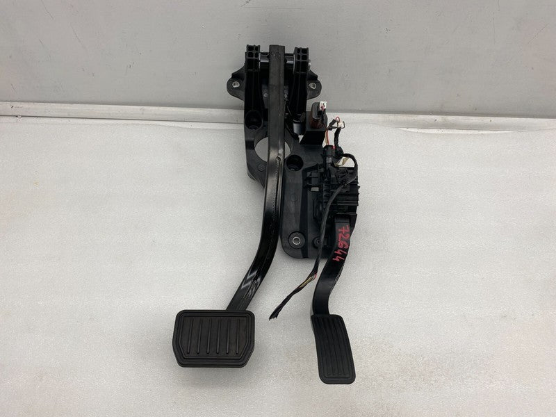 118869100B ⭕ 2020-2023 Tesla Model Y Accelerator and Brake Pedal Pad Assembly 1188691-00-B