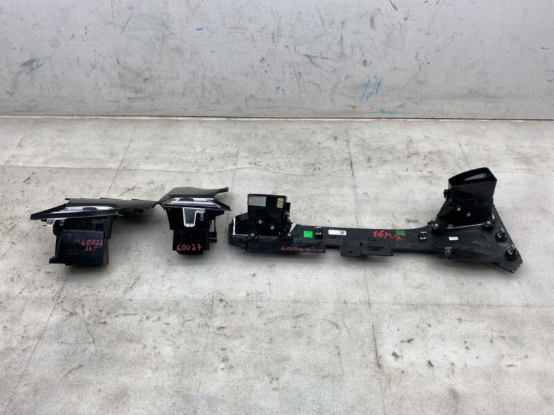 1007834 00 C 2016-2020 Tesla Model X SET of Dashboard Left + Right + Middle Air Vent Outlet
