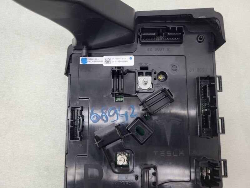 110034082F ⭕17-20 Tesla Model 3 Right Low Voltage Controller Electronic Module 1100340-82-F