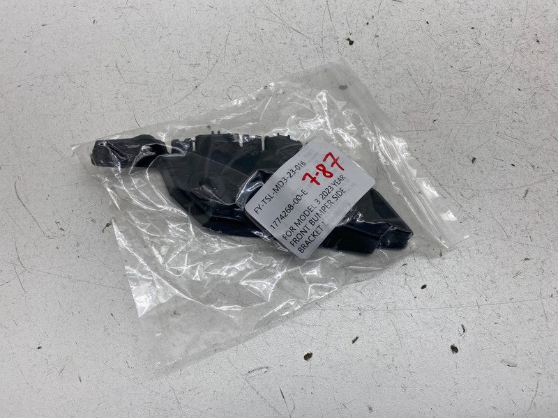 1774268 00 E ⭕ 24-26 Tesla Model 3 Front Left Fender to Bumper Fascia Bracket LH 1774268-00-E