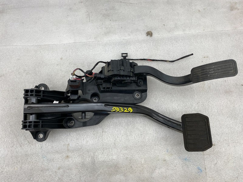 1188691 00 B ⭕ 2020-2023 Tesla Model Y Accelerator and Brake Pedal Pad Assembly 1188691-00-B