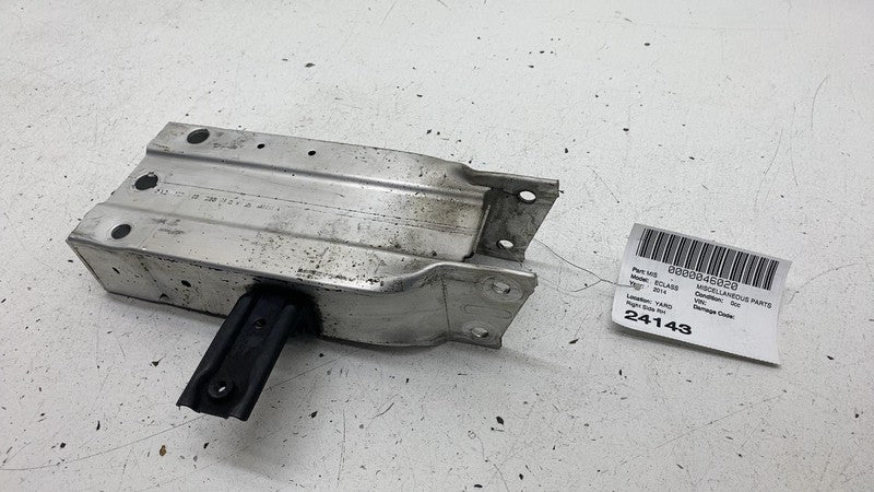 A 212 620 08 95 10-16 Mercedes E350 E-Class Front Right Bumper Reinforcement Bracket A2126200895