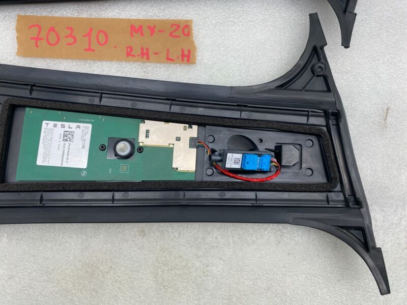 1516258 00 D ⭕20-23 Model Y Left & Right Exterior B-Pillar Applique 1516255-00-D/1516258-00-D