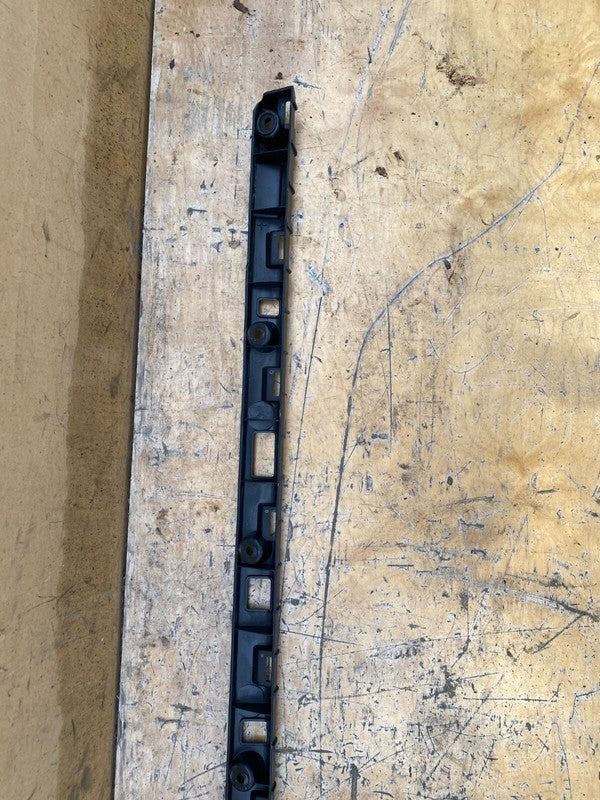 104669100B ⭕ 2016-2023 Tesla Model X Rocker Carrier Panel Trim Bracket Right 1046691-00-B