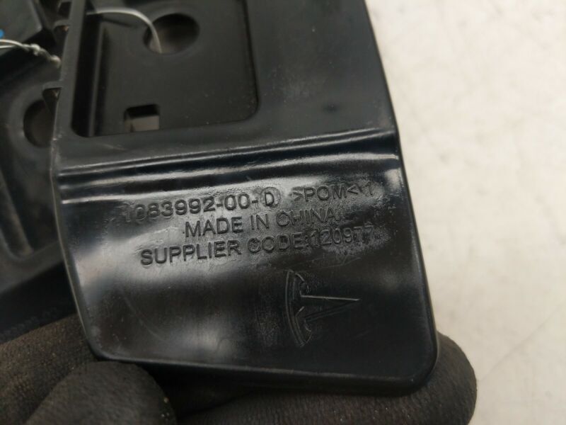 1083993 00 D 2017-2023 Tesla Model 3 M3 Rear Left & Right Bumper Taillight Lamp Mount Bracket