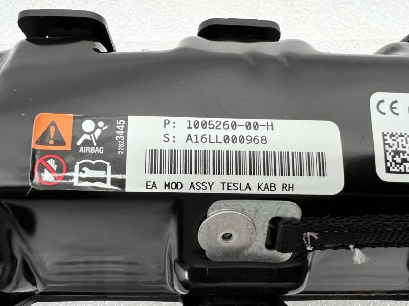 1005260-00-H 2016-2020 Tesla Model S X Front Passenger Side Knee Safety Module Right RH Assy