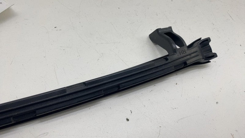 84923391 ⭕19-25 Chevrolet Silverado 1500 Front Right Door Window Glass Channel 84923391