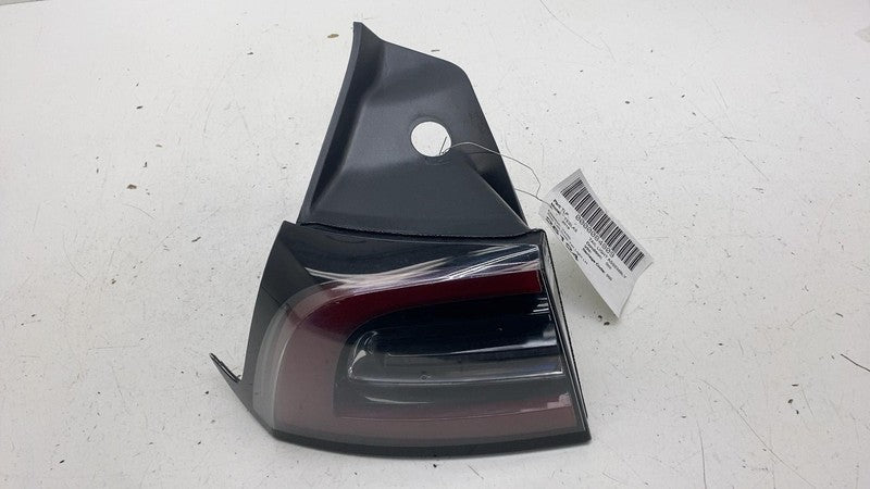 ⭕ 17-22 Model 3 Rear Left Outer Exterior Taillight Tail Lamp 3-Pin Red