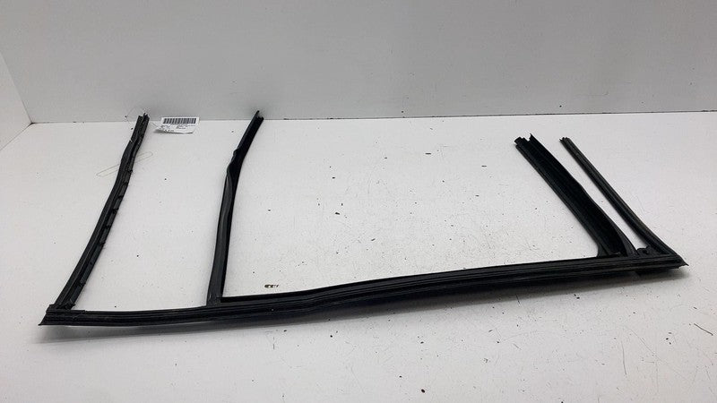 PT00002210 ⭕2022-2025 Rivian R1S Front Left Door Window Weatherstrip Run Channel PT00002210