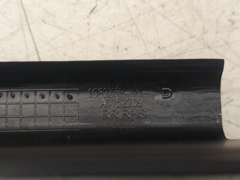 1062358 00 D ⭕16-20 Model X Front 1Row Seat Track Cover Lower (Rear Right Piece) 1062358-00-D