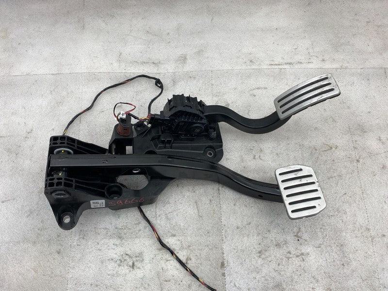 1188691 00 B ⭕ 2020-2023 Tesla Model Y Accelerator and Brake Pedal Pad Assembly 1188691-00-B