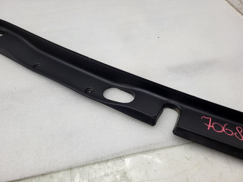 1047885 00 C ⭕ 16-20 Model X MX Rear Center Tailgate Liftgate Upper Trim Molding 1047885-00-C