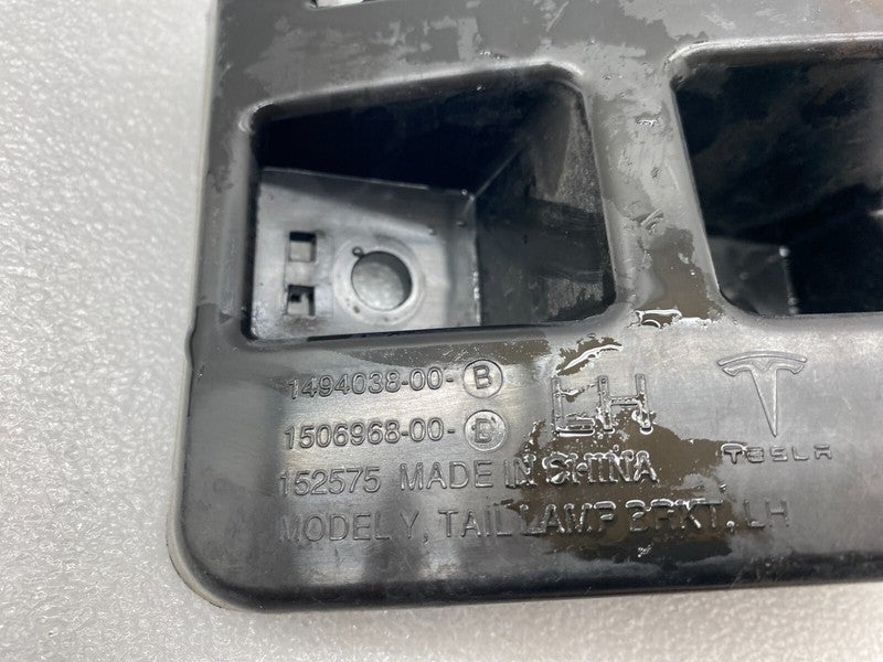 149403800B ⭕ 20-24 Model Y Rear Driver Side Tail Lamp Taillight Bracket Left 1494038-00-B