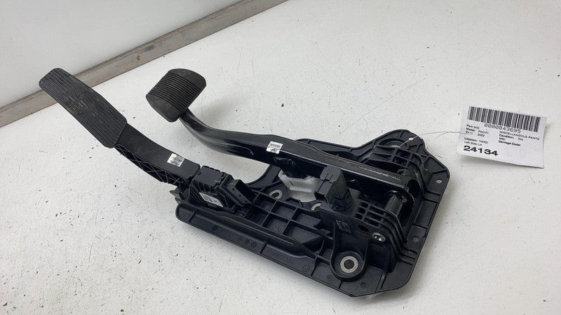 04581677AB 17-24 Chrysler Pacifica Front Stop Brake Pedal & Accelerator Throttle 04581677AB
