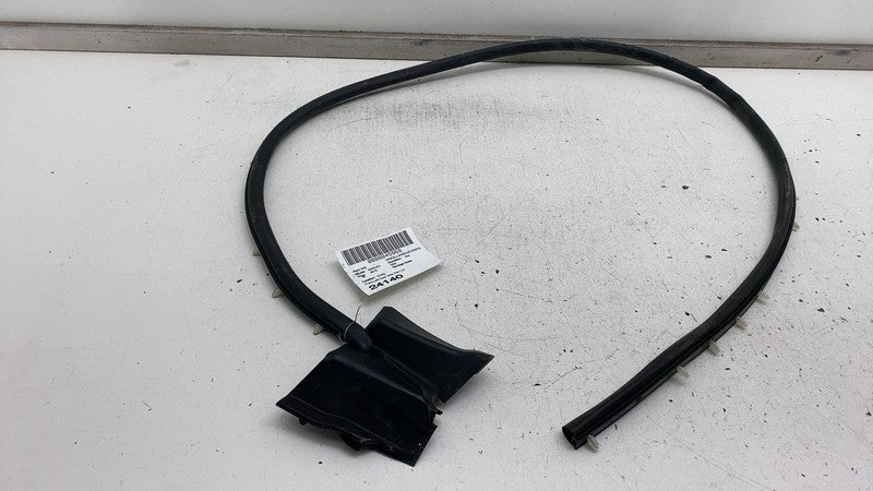 670032863 ⭕17-20 Maserati Levante Front Left Door Lower Weatherstrip Rubber Seal 670032863