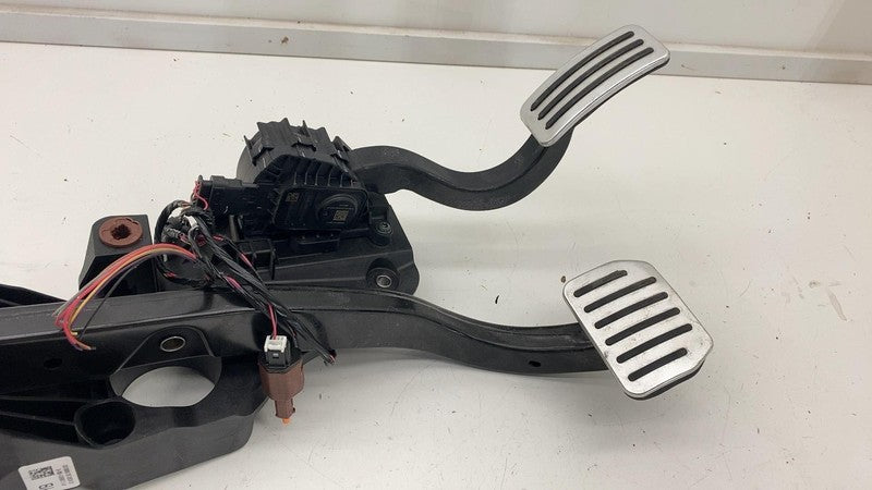 ⭕ 2020-2023 Tesla Model Y Accelerator and Brake Pedal Pad Assembly 118