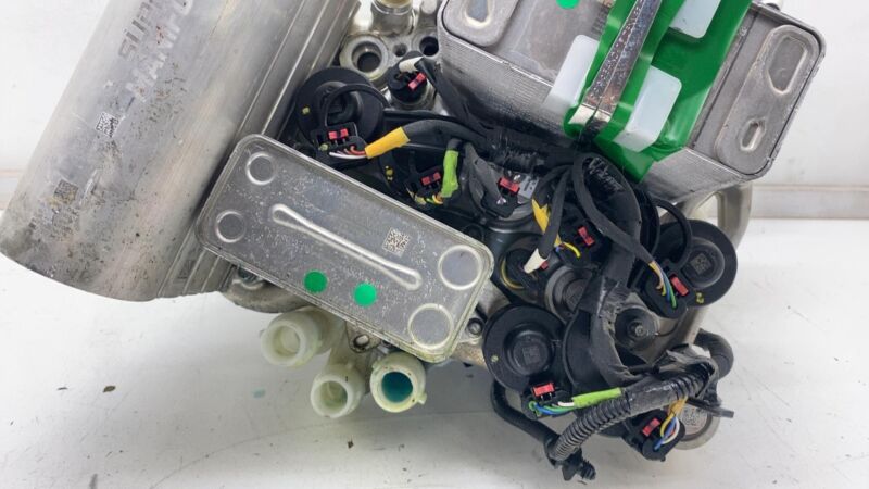 1506859 97 D 20-23 Model Y Supermanifold Refrigerant Chiller + Coolant Reservoir 1506859-97-D