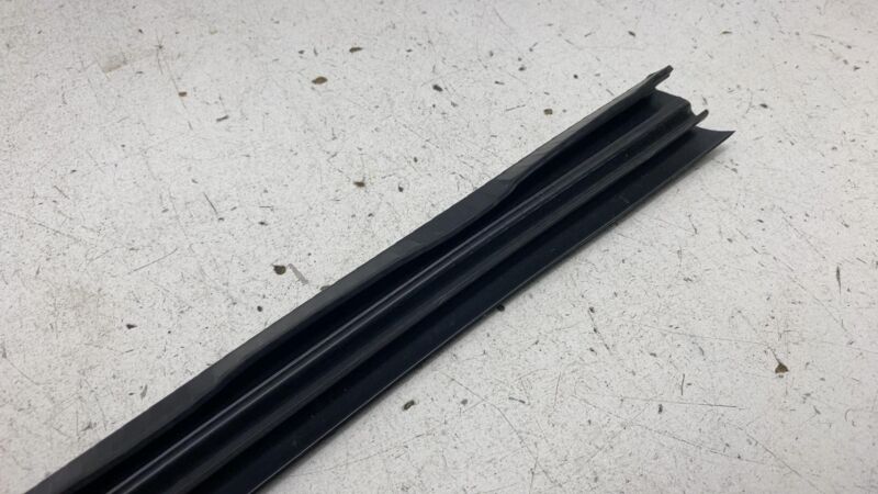 ⭕ 17-20 Maserati Levante Front Left Door Window Inner Weatherstrip Rubber Seal
