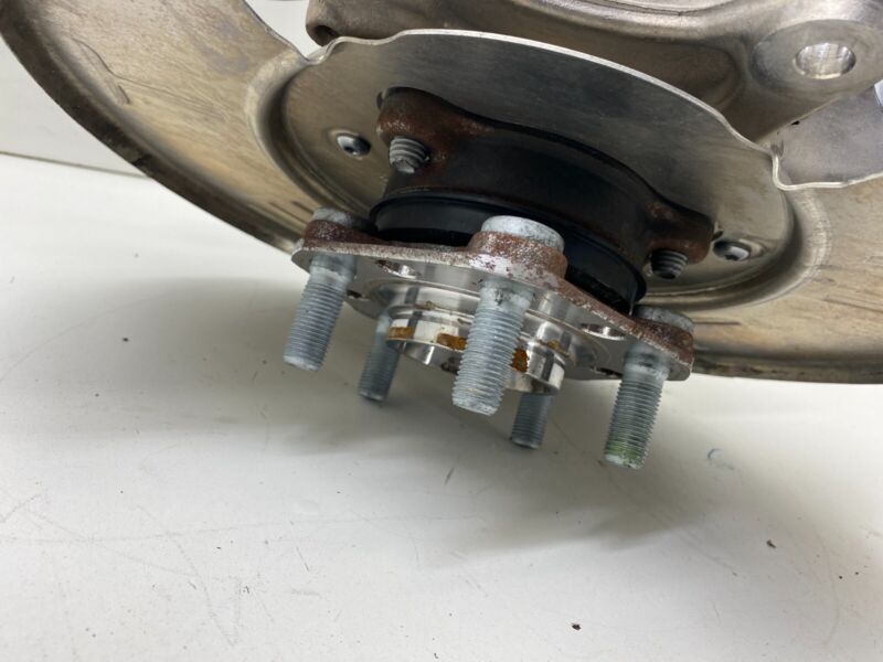 118841600F 20-24 Model Y Rear Right Spindle Knuckle w/ Wheel Hub & Dust Shield 1188416-00-F