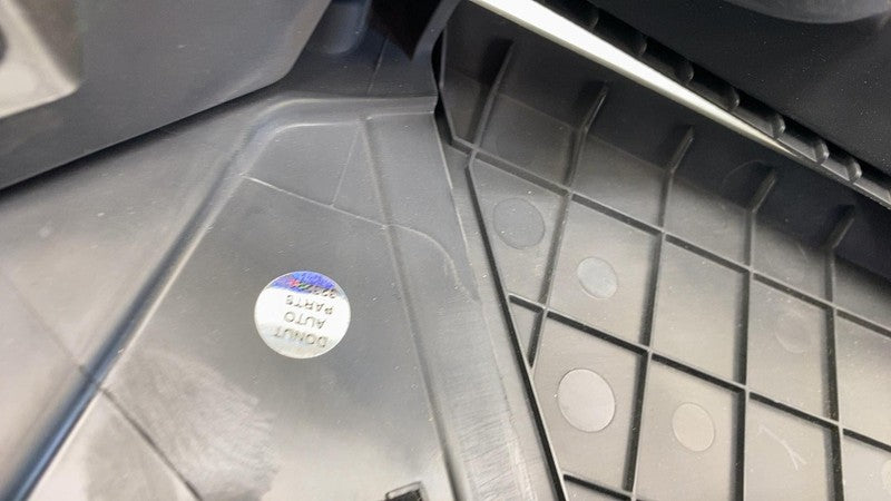 88172-SRT100 ⭕2025 Rivian R1S Front Driver Side Seat Outer Trim Cover Panel Left 88172-SRT100