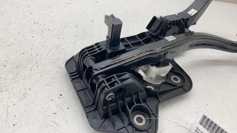 04581677AB 17-24 Chrysler Pacifica Front Stop Brake Pedal & Accelerator Throttle 04581677AB