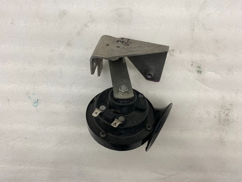 E1 0020046 ⭕ 12-20 Model S Seger High Pitch Tone Horn 12V 510 Hertz w/ Bracket 6008604-00-B