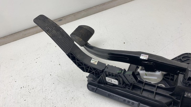 04581677AB 17-24 Chrysler Pacifica Front Stop Brake Pedal & Accelerator Throttle 04581677AB