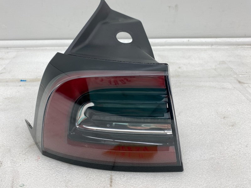 1077397-80-D ⭕ 17-22 Tesla Model 3 Rear Exterior Taillight Outer Tail Lamp Left 1077397-80-D