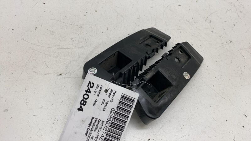 108399300D 17-23 Model 3 Rear Left & Right Bumper Taillight Lamp Mount Bracket 1083993-00-D