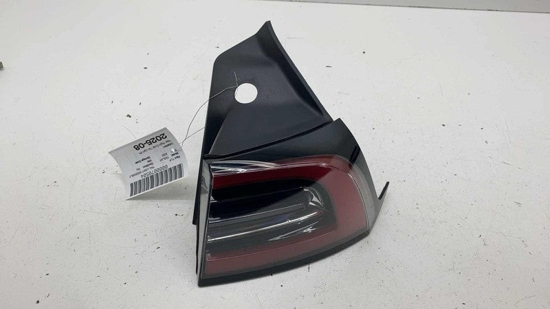 150208700D ⭕ 21-24 Tesla Model Y Rear Right Taillight Outer Lamp On Quarter RH 1502087-00-D