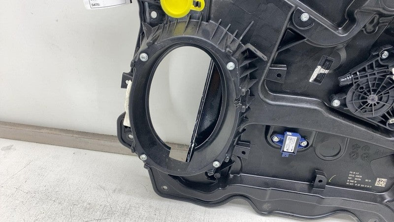 ⭕ 17-24 Chrysler Pacifica Front Passenger Door Window Regulator w/ Carrier Right