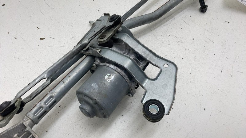 31696283 ⭕ 21-23 Polestar 2 Front Windshield Wiper Transmission Linkage w/ Motor 31696283