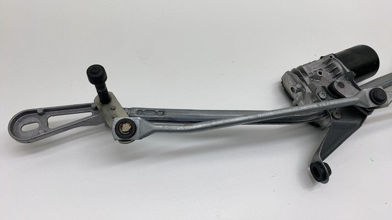 9851351 02 2017-2023 BMW 530e G30 Front Windshield Wiper Transmission Linkage & Motor OEM