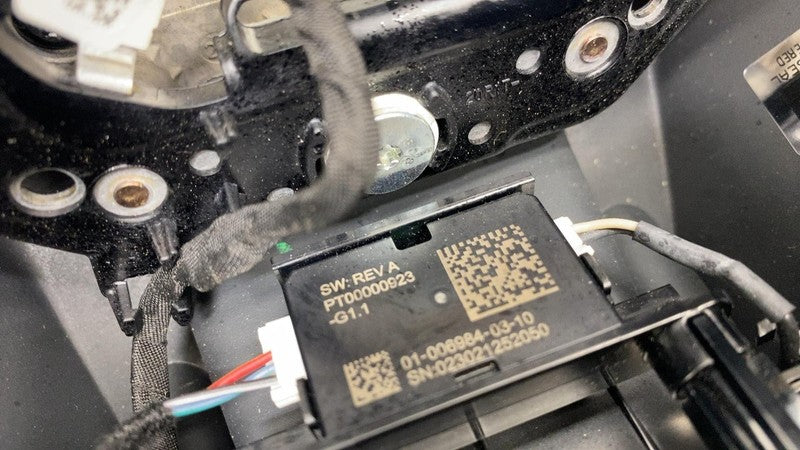 ⭕ 2025 Rivian R1S Front Steering Wheel Assembly Black Mountain C100015