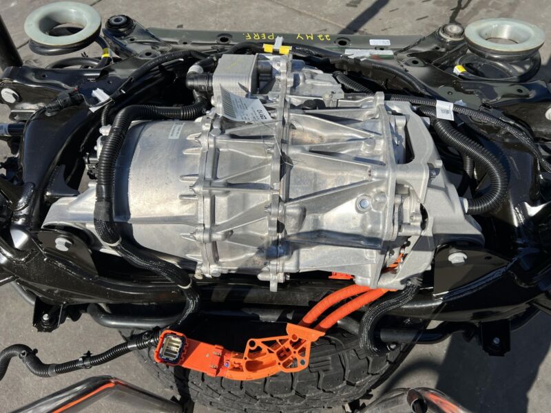 1120980-00-J 20-23 Tesla Model Y Electric Rear Drive Unit Performance w Subframe 1120980-00-J
