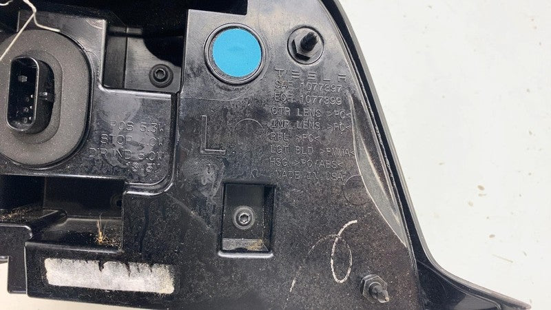 ⭕ 2017-2022 Tesla Model 3 Rear Driver Exterior Taillight Outer Tail La