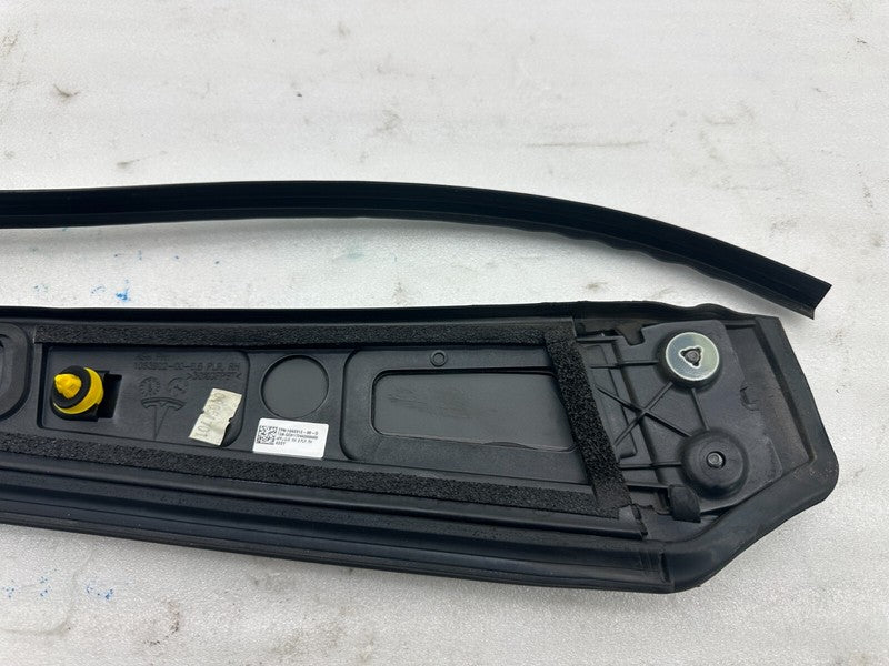 109231298D 16-20 Model X Right B-Pillar Applique Trim Molding w/ Camera & Seal 1092312-98-D