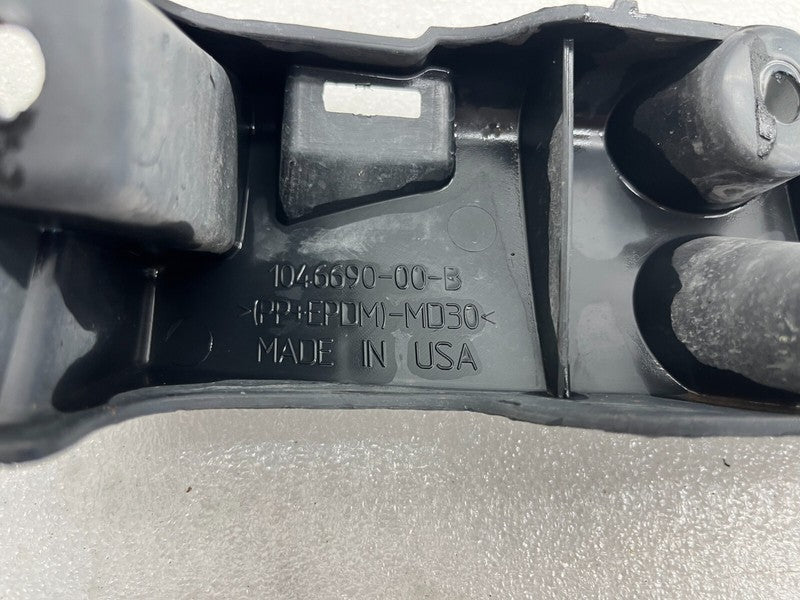 104669000B ⭕ 16-23 Model X Driver Side Rocker Carrier Panel Trim Bracket Left 1046690-00-B
