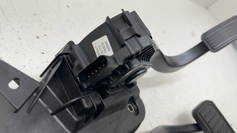 ⭕ 2025-2026 Tesla Model Y Gas Accelerator and Brake Foot Pedal Pad OEM