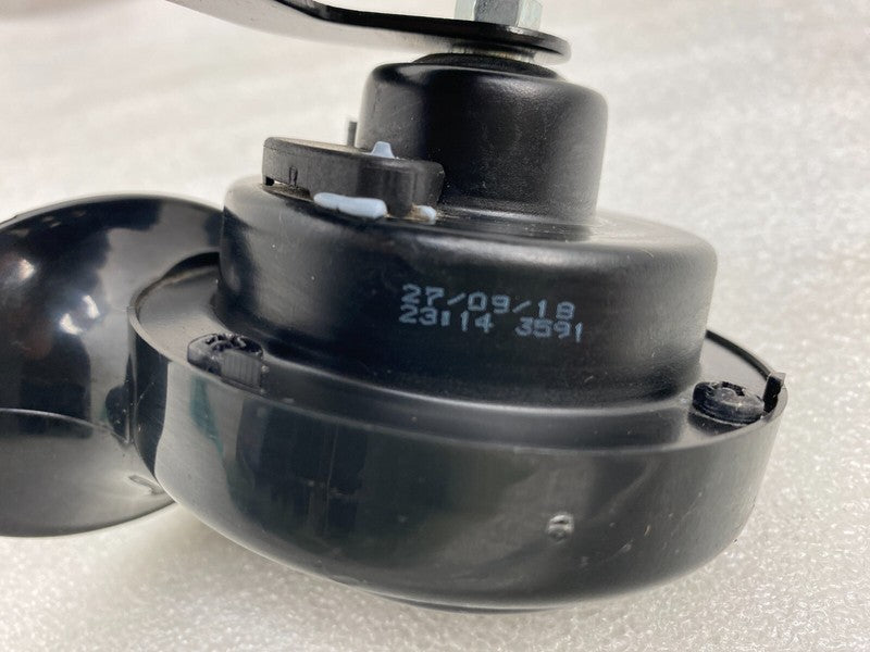 E1 0020046 ⭕ 2012-2020 Tesla Model S MS Seger High Pitch Tone Horn 12V 510 Hertz w/ Bracket