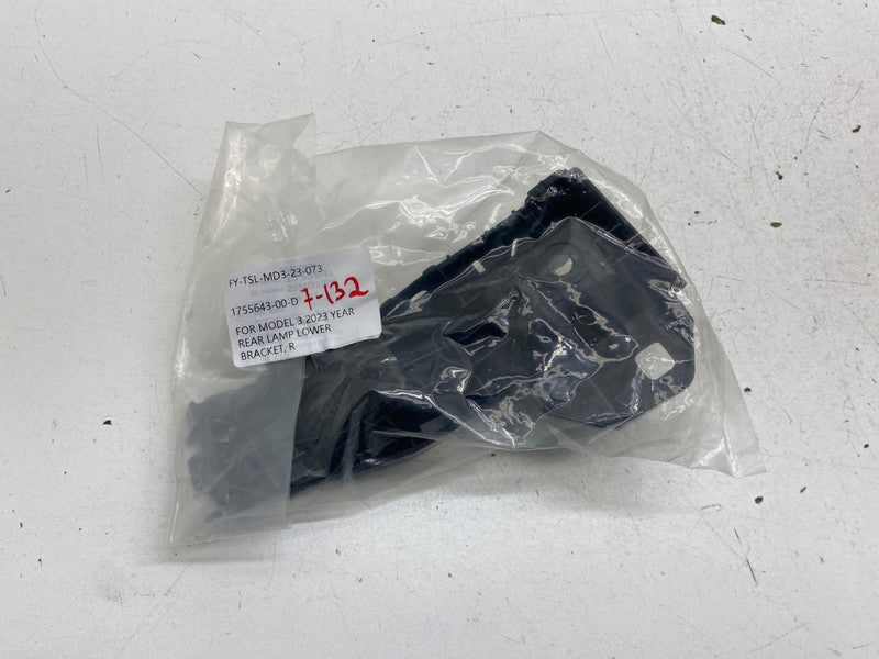 1755643 00 D ⭕ 24-26 Tesla Model 3 Rear Right Taillight Taillamp Lower Bracket 1755643-00-D
