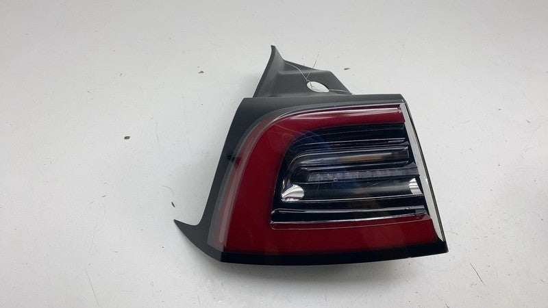 1077397 ⭕ 2017-2022 Tesla Model 3 Rear Left Exterior Taillight Outer Tail Lamp 1077397