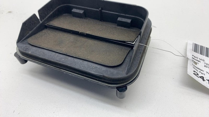 106803400C 2016-2020 Tesla Model X Rear Quarter External Air Shroud Vent Grille Extractor
