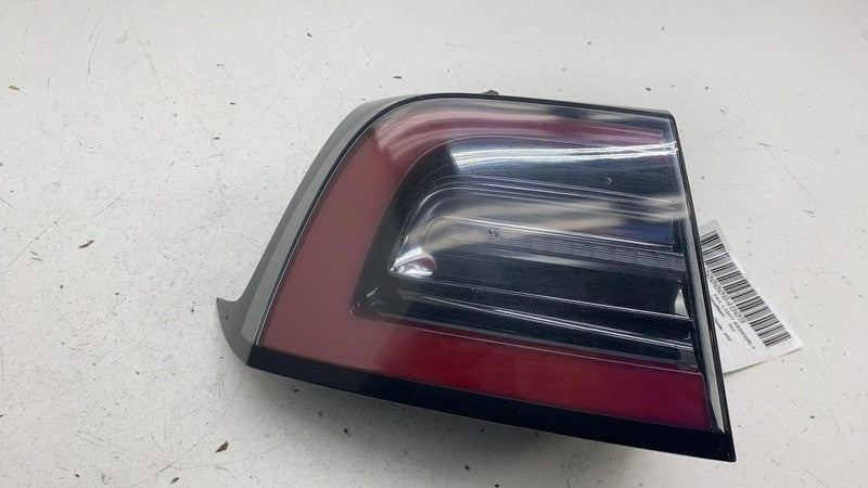 ⭕ 17-22 Model 3 Rear Left Outer Exterior Taillight Tail Lamp 3-Pin Red