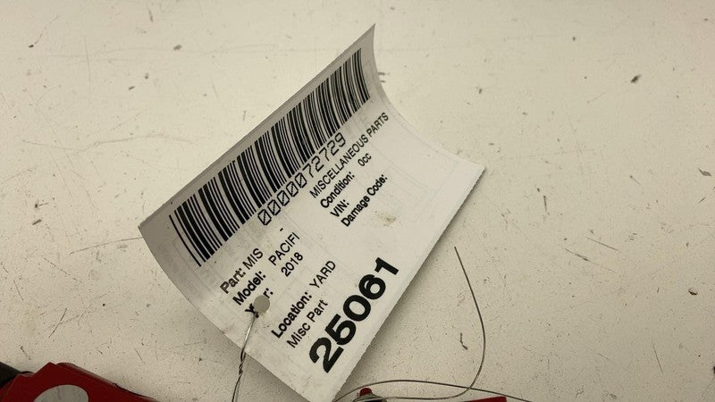 ⭕ 2017-2025 Chrysler Pacifica Rear Left Marker Light Lamp Reflector 68